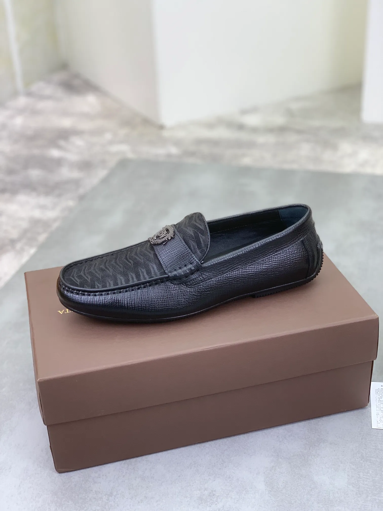 Men's shoes 💰P420 [New model] Water-dyed Niuli 💰High-quality business beanie shoes 💎💎💎 BOTTEGA VENETA official website synchronizes the latest top version of BV in the market, accepts material comparison, shoe type comparison, process comparison, practical and texture, versatile, suitable for any occasion, the more you look at it, the more it tastes. Pure hand-woven craftsmanship - Upper material, hand-woven calfskin imported from Italy 🇮🇹 - High-quality water-dyed cowhide lining - Original private model customized outsole -Size: 39-44 (38 45 can be customized) Color: black optional